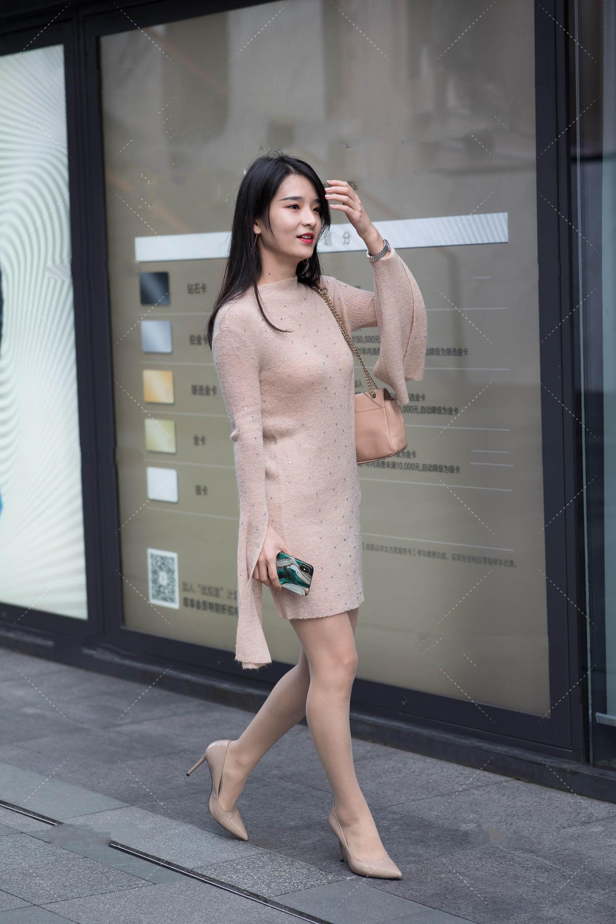 街拍:裸色针织裙穿出女神范儿, 保暖又舒适
