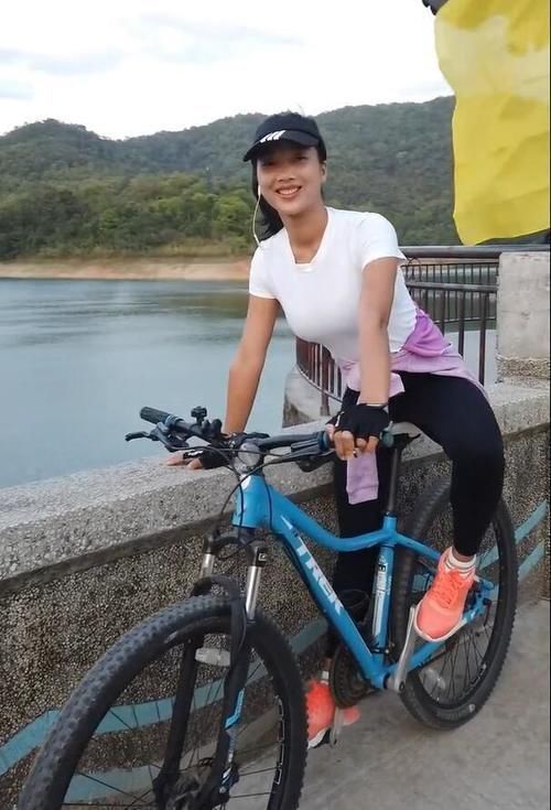 瑜伽裤|户外的运动系女神,穿上T恤 瑜伽裤,外表鲜明抢镜!