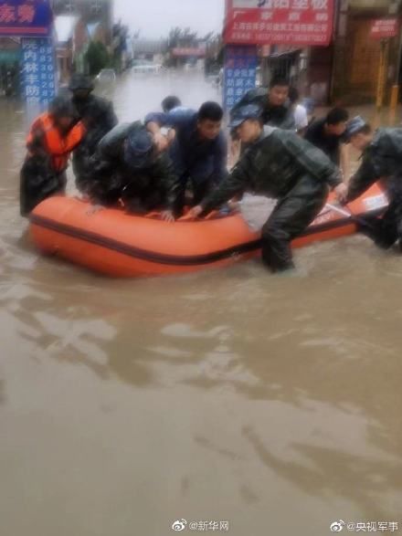 救援|官兵乘船救援被困老人