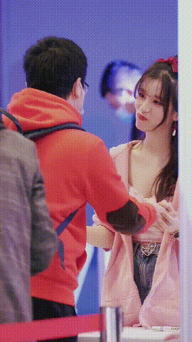 |搞笑GIF段子:有这样的女票一定很幸福吧!打情骂俏都这么有爱...