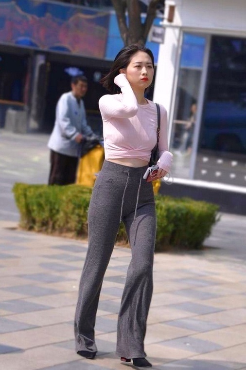 阳光|极致阳光好身材,休闲喇叭裤值得一试,更显随性自然