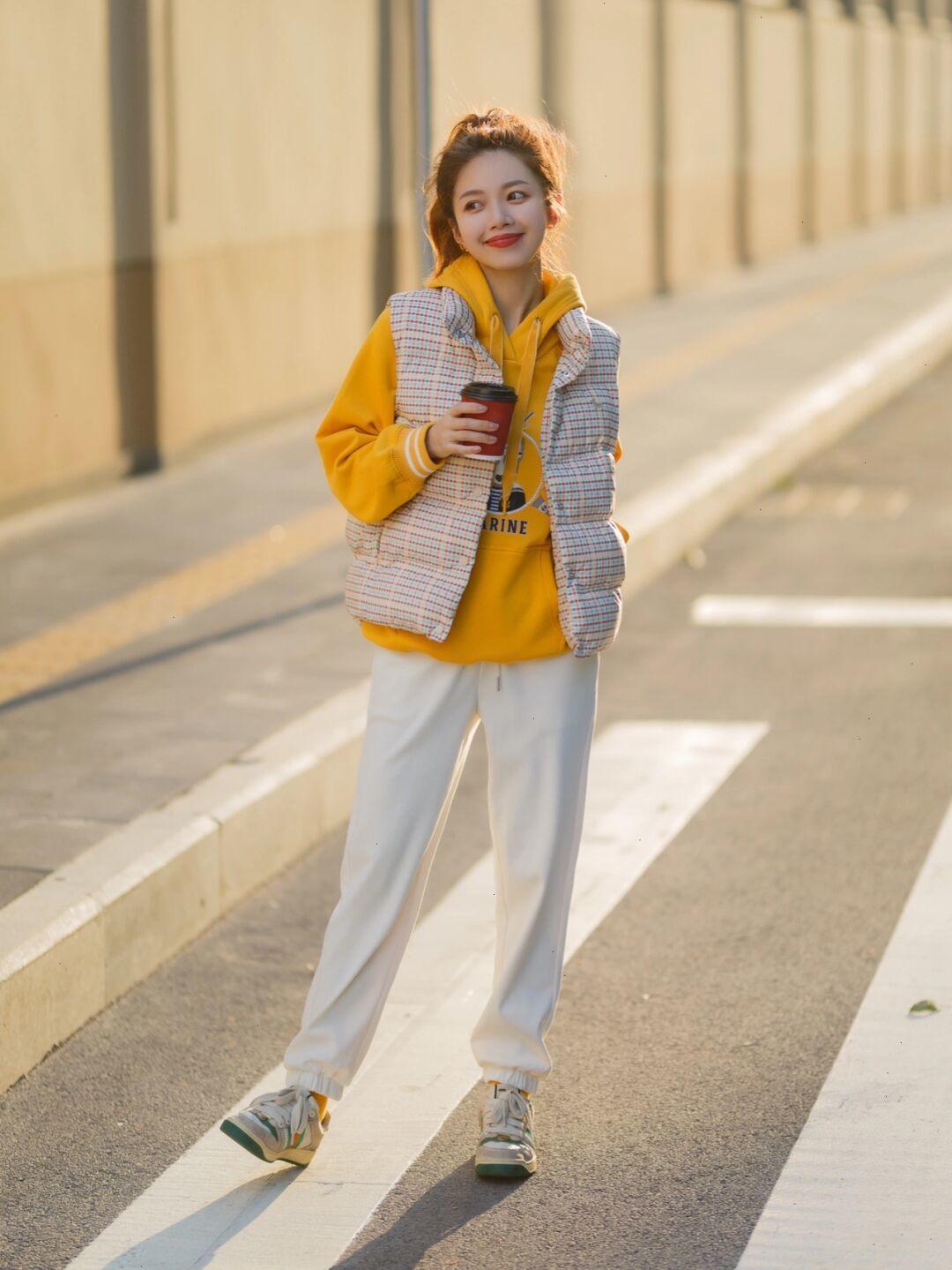 无袖 不知道换季怎么搭?入手一件“羽绒马甲”搭配长裤,女神范十足!