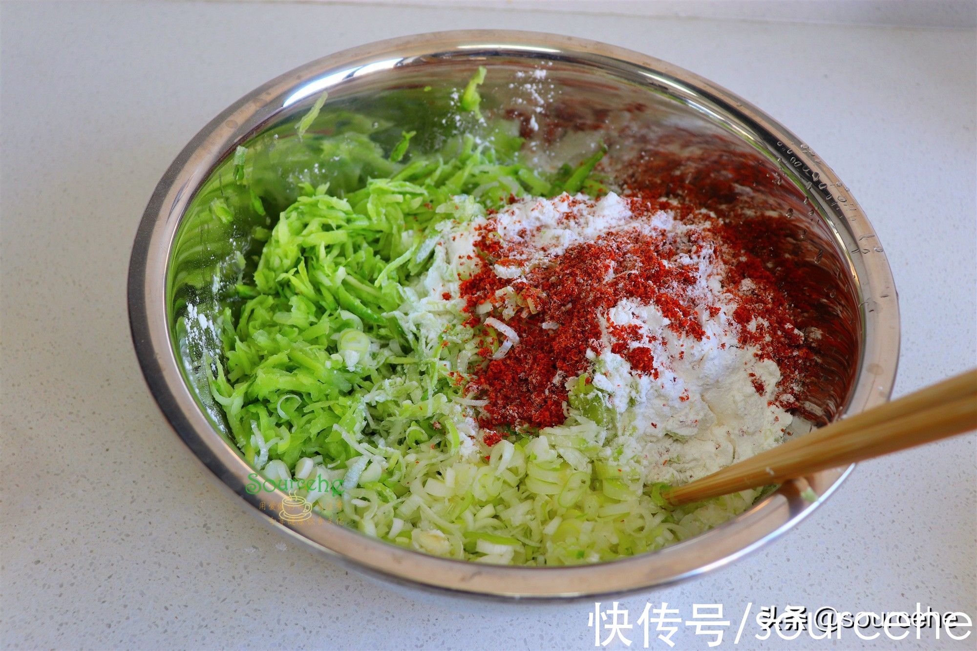 2根萝卜1碗粉，揉搓成小丸子，炸得香喷喷的，一口一个停不下来