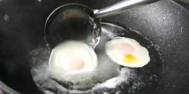 水煮荷包蛋我只服这种做法，不散花，个个圆溜溜，家常实用