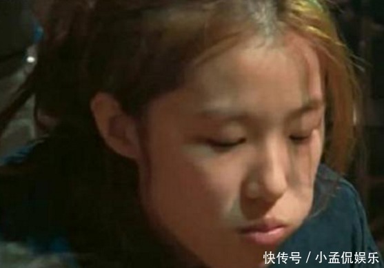 刘思琪16岁靠妈妈喂饭,花钱没概念出门6个保镖,今成设计师