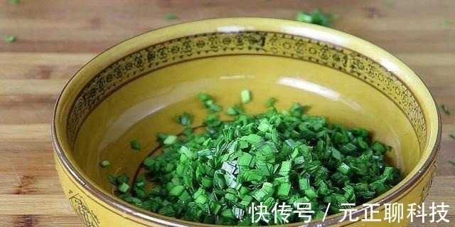 韭菜别炒着吃，加3个鸡蛋，教你1个新吃法，比吃肉还解馋
