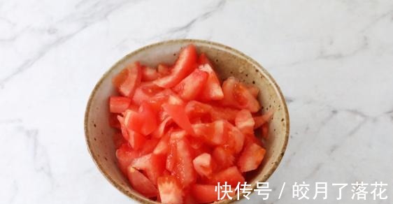 简单一炒十分钟就出锅，酸甜可口，不用担心剩米饭吃不完了！