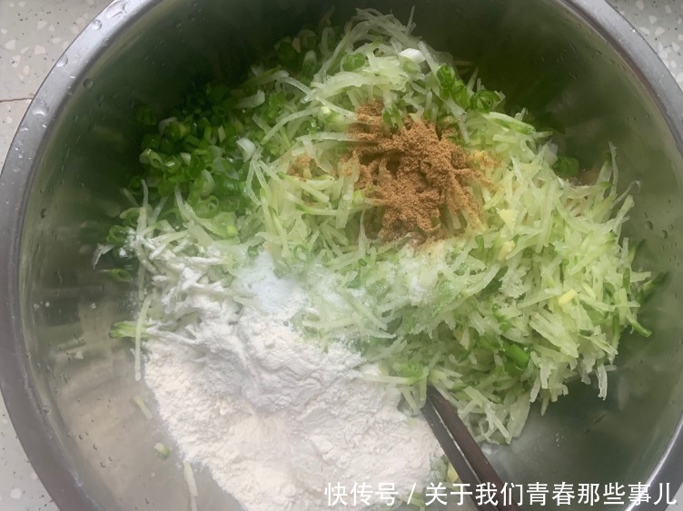 a1687|炸萝卜丸子,加面粉还是淀粉?都不对,教你做法,外酥里嫩不回软