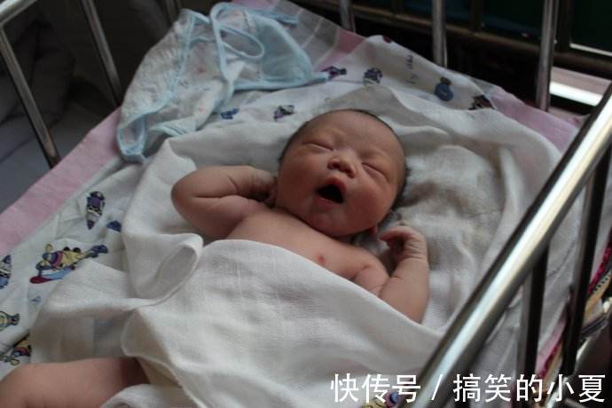 宝宝|奶奶给出生7天的孙子洗澡,发现不对劲,细心奶奶改变了宝宝一生