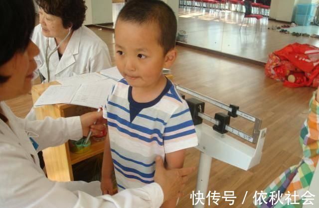 肥胖|儿科医生直言：你家娃有这4迹象，暗示难长个！抓紧补救还来得及