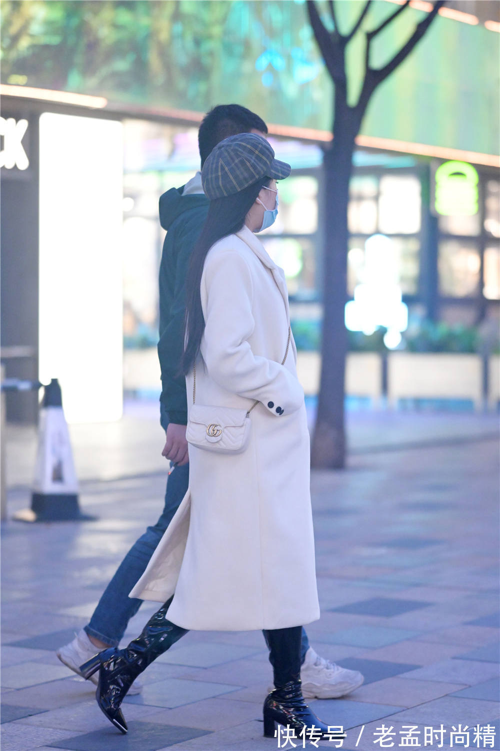 街拍|街拍:时尚美女选择大衣来搭配,冬天不是很冷,要穿出温暖
