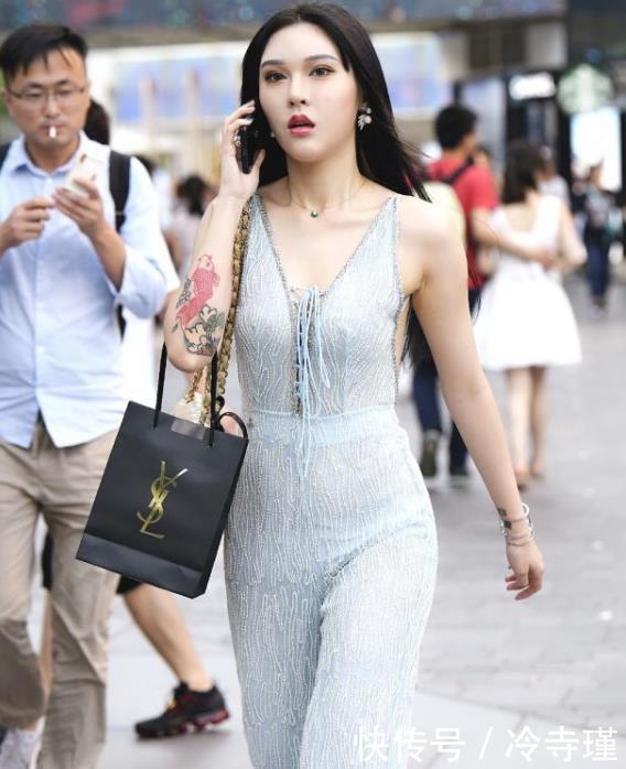 小姐姐|街拍美女:气质出众的小姐姐,时尚短裤的穿搭,尽显曼妙身材!