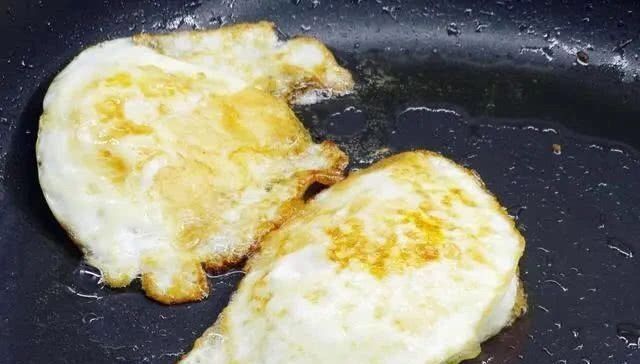  煎荷包蛋热锅凉油加点盐，全程小火酥香嫩又不粘锅