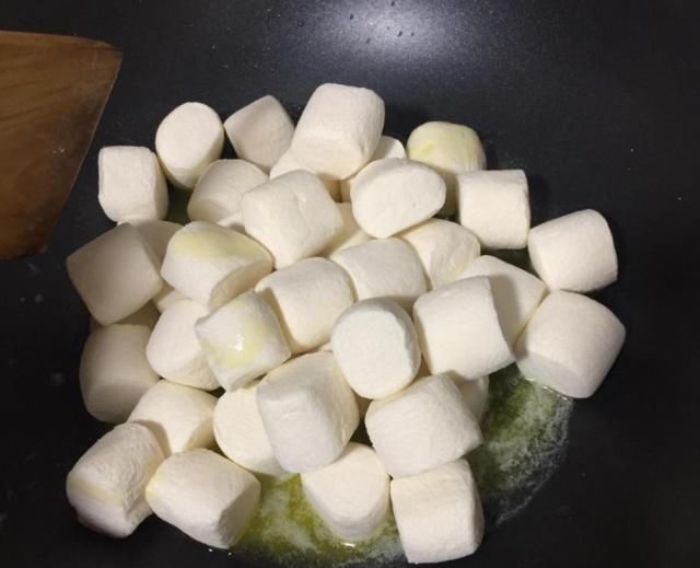 外面卖好几十块钱一斤的雪花酥，教你自己在家做，香甜酥脆超好吃