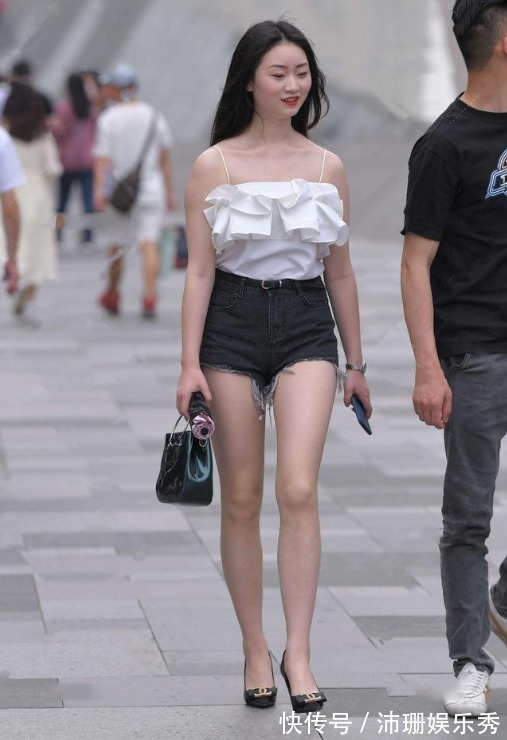 喇叭裤 “腿粗”别错过，像美女这样穿，时髦又遮肉，别被蒙在鼓里了！