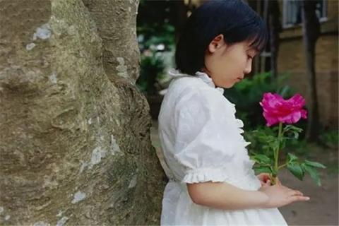 父权制|因弟弟摔倒,6岁女孩被奶奶一脚踹翻,昏迷前还哭着“要抱抱”