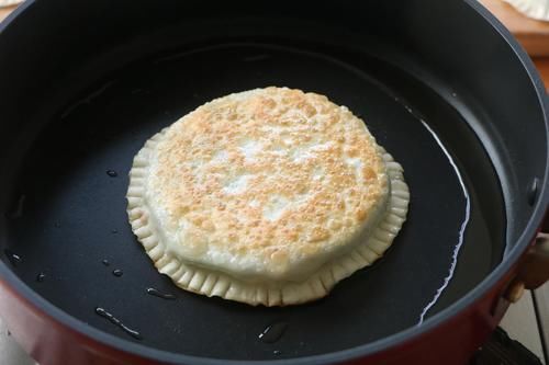 懒人韭菜盒子，不和面不揉面，皮薄馅大，而馅料特别柔和