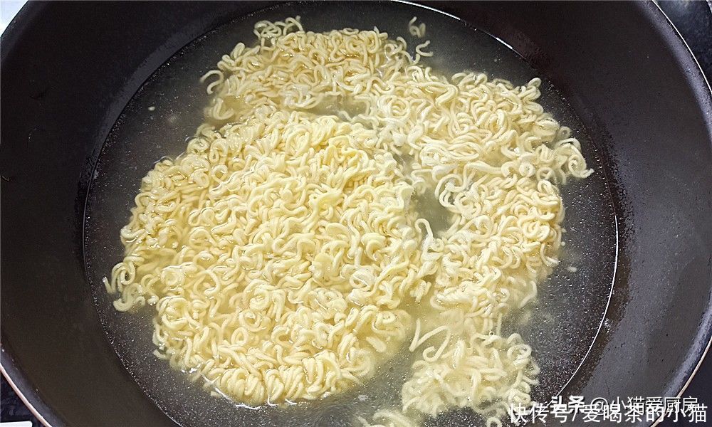 麻辣|夏天炎热，可以尝试一下这道凉拌泡面的神仙吃法，鲜香麻辣爽口