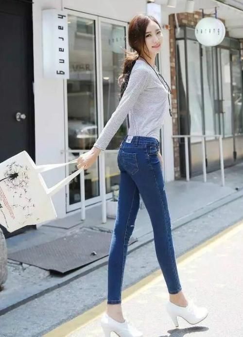 时尚|不论裤子长短,穿上紧身牛仔裤的美女们,都显得时尚性感!
