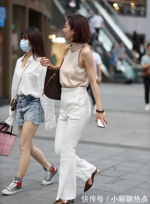 深色 白色时尚打底裤搭配性感粉色上衣,高级感更强,显得更长更有腰身