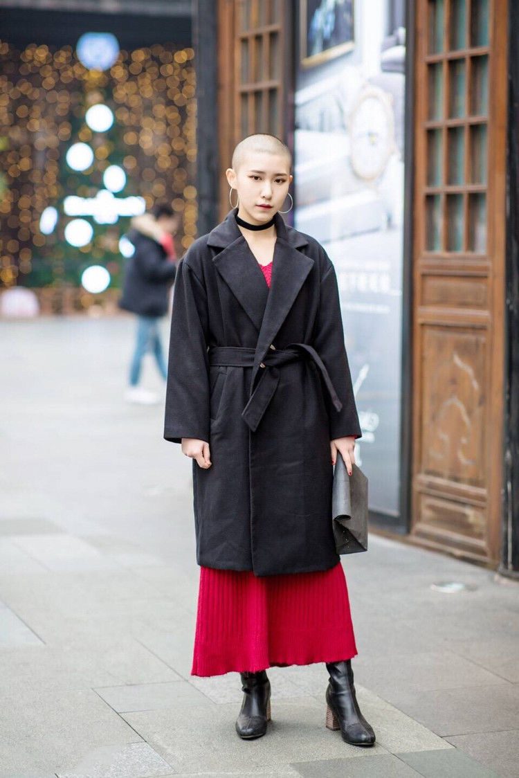 街拍:气场强大的美女,黑色超短裤加上黑色高跟靴,魅力十足!