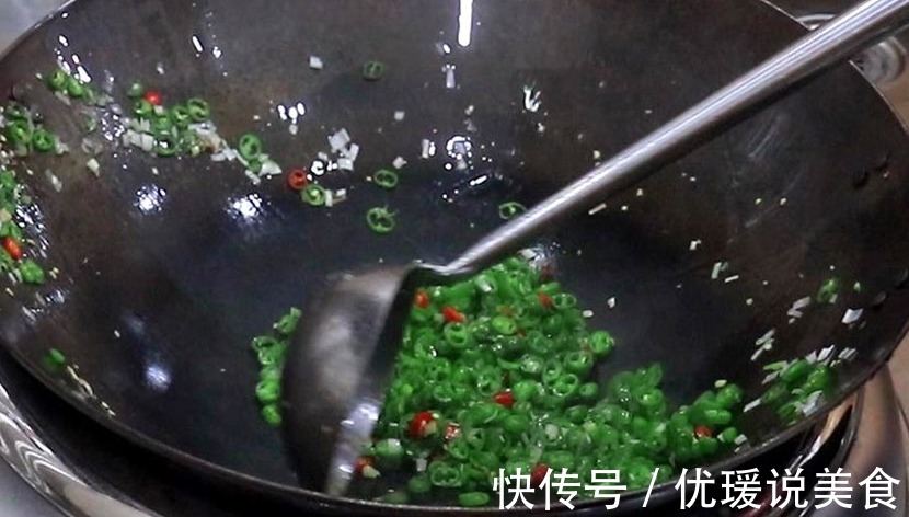 这才是线椒炒鸡蛋的正确做法,鸡蛋全部裹在线椒上,比饭店还鲜嫩