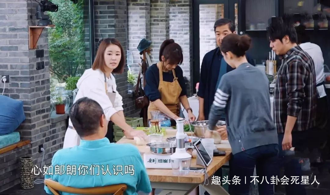 张铁林架子大全程坐着等吃不干活,对比张国立差距大