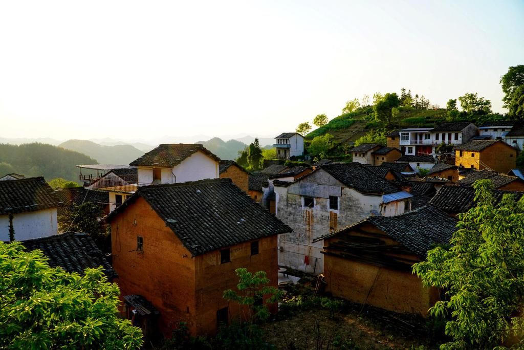 歙县的一个小山村，花一两万就能买一栋土楼，还可以欣赏云海