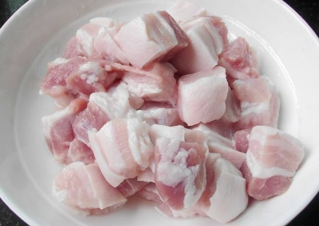 做红烧肉时,有种调料不能放,却总有人错放,难怪肉发柴不好吃