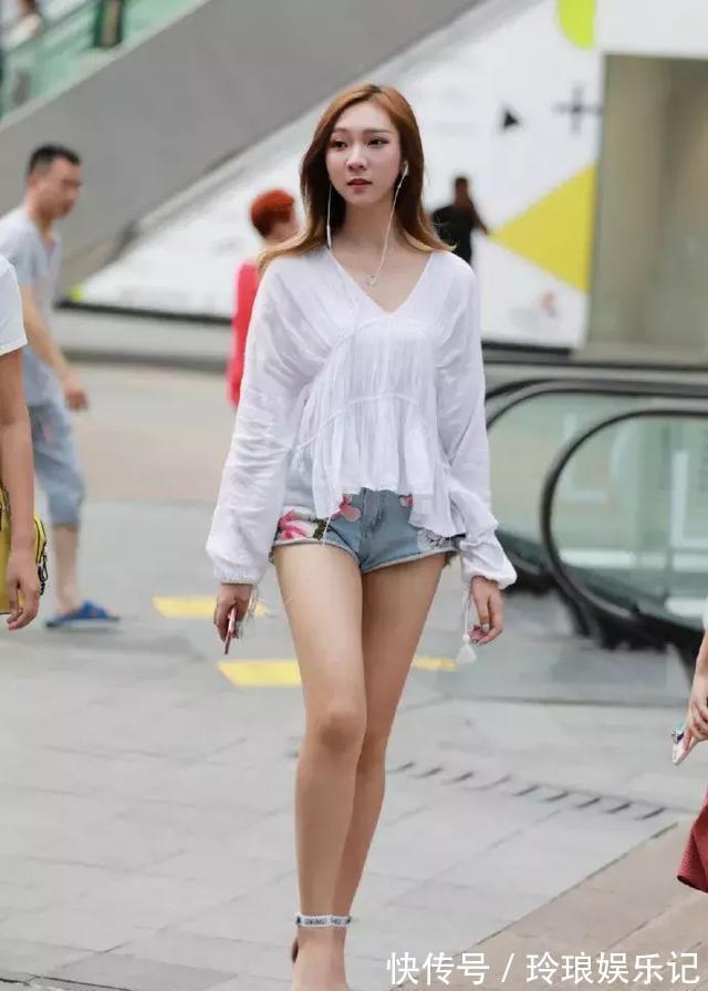 一字带|美女脚上搭配上一双高跟鞋，鞋面采用渐变设计，看上去更加时尚