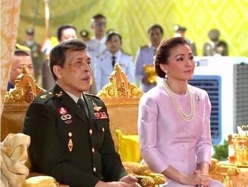 泰王&苏提达和诗妮娜,为了一把御椅杠上了,后妃暗斗没有停止