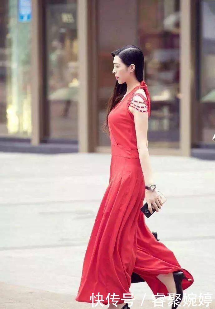 美女穿着一双一字带黑色高跟凉鞋,出街不仅清凉而且带着自信魅力