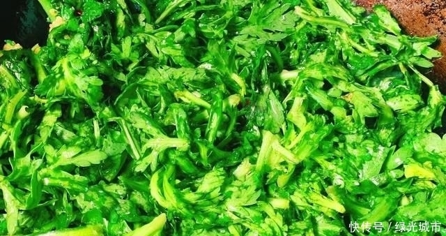  茼蒿|失眠最怕这菜，每周吃1次，补血安神，失眠远离你，一碗才2元钱