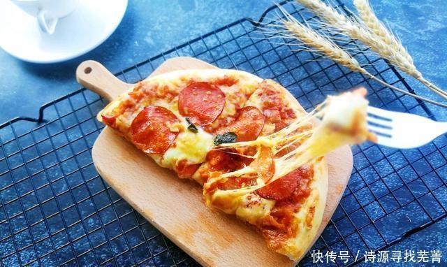 浓郁|手把手教你做腊肠披萨,浓郁的芝士味道,一口树莓