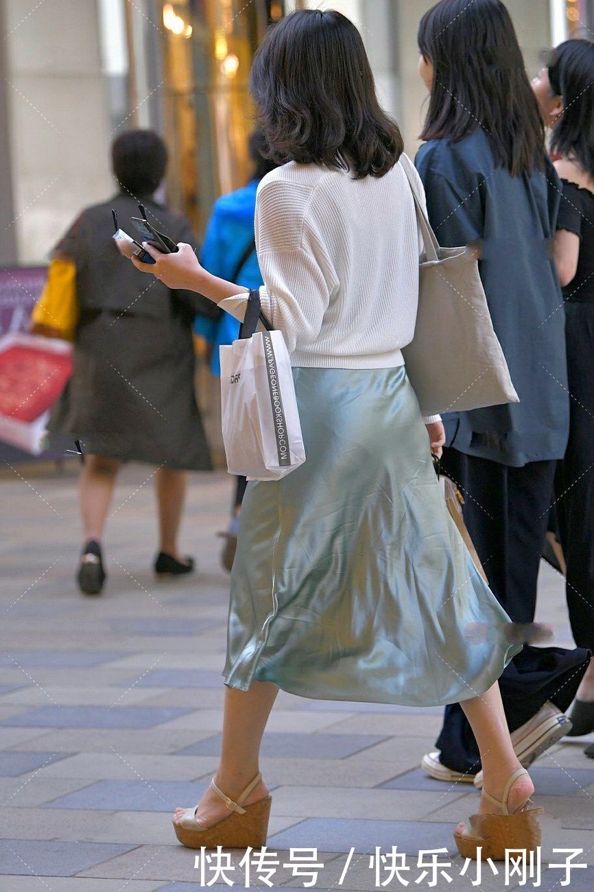 追随时髦|连衣裙如何穿出高级感?虽然只是背影,但是却令人难以忘却!