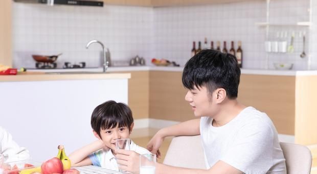 假牛奶|这些“假牛奶”没营养,费钱还影响身体发育,千万别再给孩子喝了