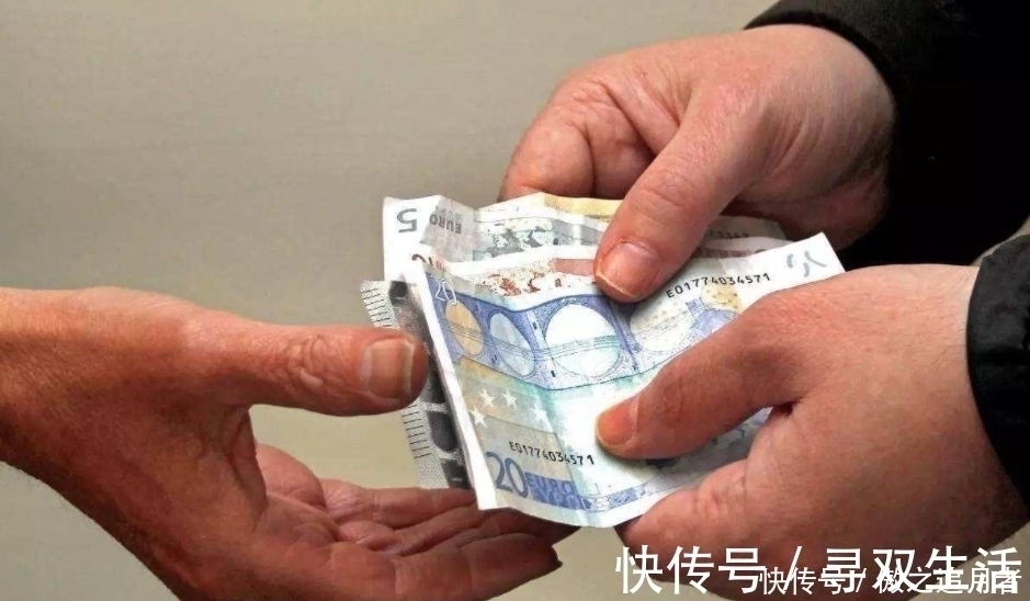 借钱|7岁小女孩借给同学1元钱,过了一年还没还,妈妈的做法引人深思