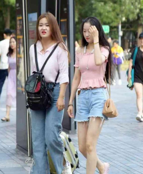 街拍:肤如凝脂的美女,黄色外套配黑色短裙,时尚魅力女人味