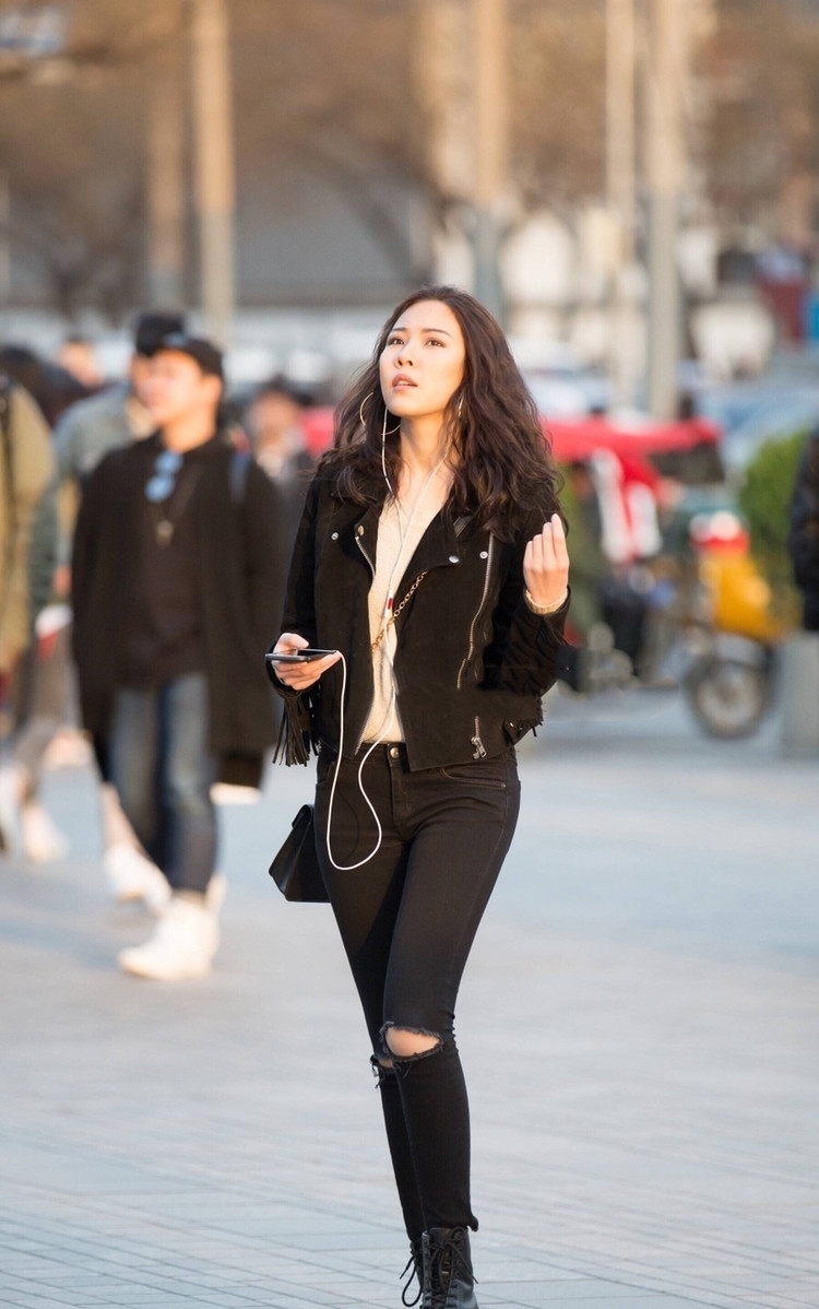 街拍|街拍：美女一身黑白色的搭配，低调中透漏着浑然天成的气质！