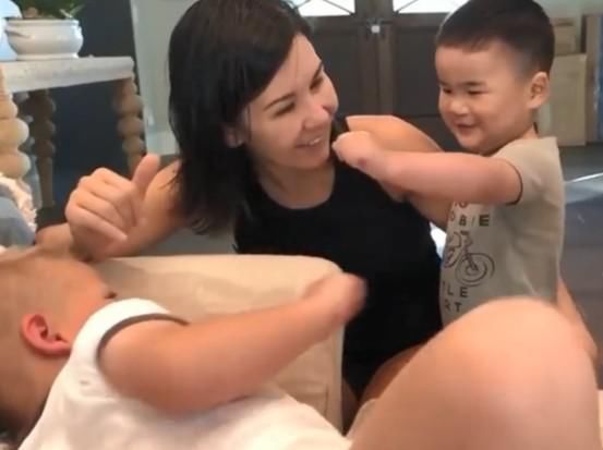 哥哥|收养的中国男孩第一次见美国哥哥,小孩相视一笑,什么都不重要了