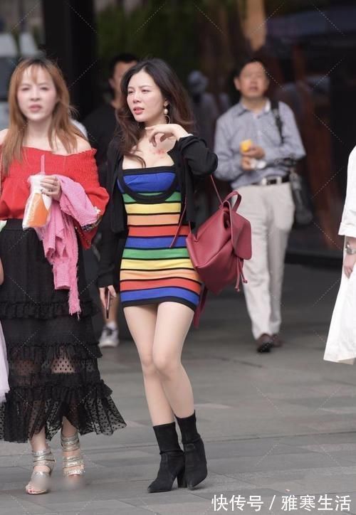 连衣裙 连衣裙彰显有层次的穿搭,清凉却搭配了个“靴子”这也算时尚?