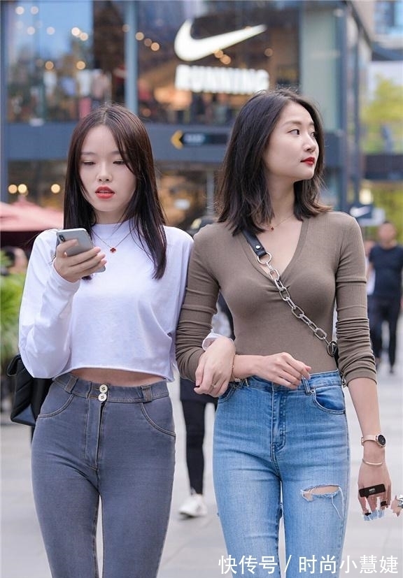 小姐姐|求同存异的“闺蜜装”,选择时髦牛仔裤,凸显女性魅力!