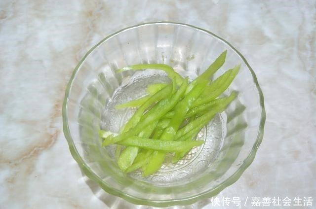 凉拌|天气炎热，分享1道胖人爱吃的低脂菜，隔三差五吃，衣服渐宽松