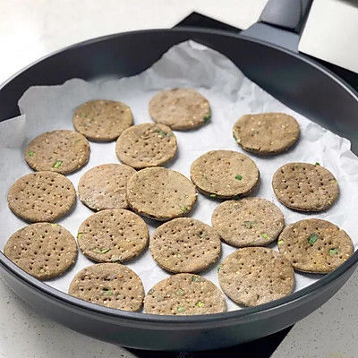 全麦葱香饼干
