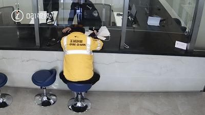 霸道|这个民警太“霸道”！连说13个“拿着”