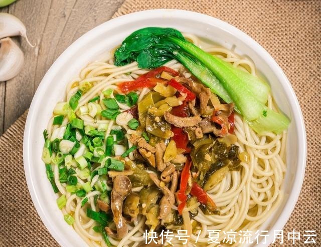 冬天，这蔬菜要多吃，营养价值高，腌一腌比肉还好吃，爽脆又酸香！