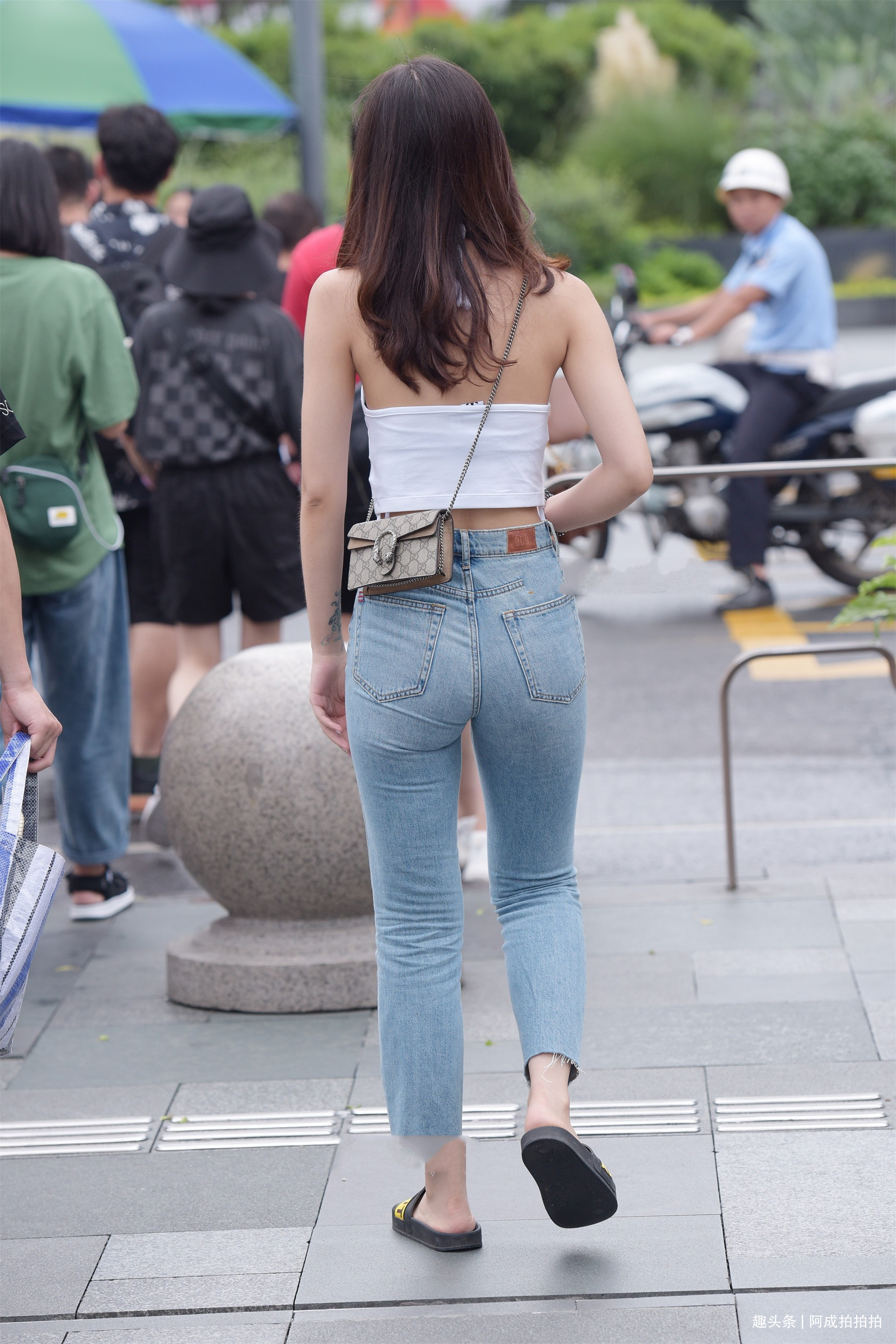 百搭 牛仔裤的百搭风格,展示多变和自信的自己,高级显气质