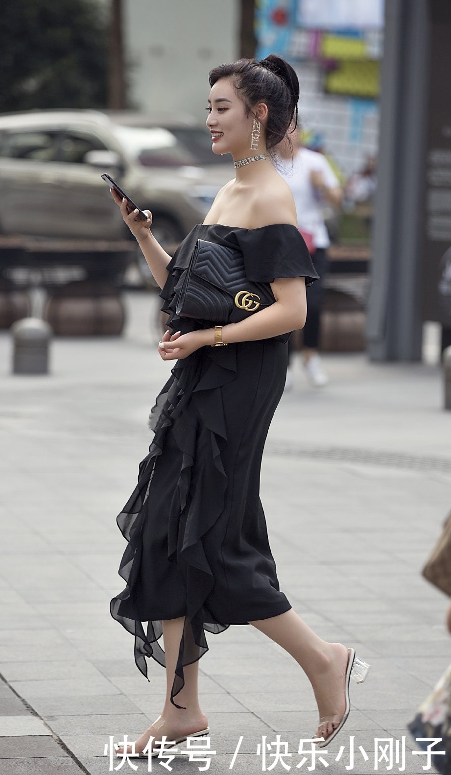 穿连衣裙的美女，搭配高跟鞋，气质优雅穿出轻盈感