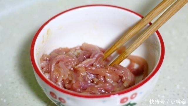 青椒|胡萝卜这样做，色香味全，营养丰富，简单炒一炒，5分钟就搞定