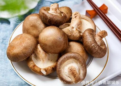 买香菇时,别只会挑个头大的,学会3个小技巧,保证新鲜又好吃